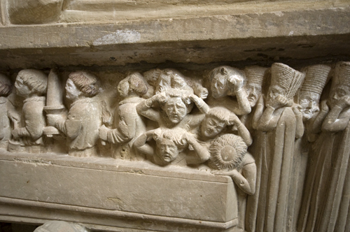 Hombres en procesion y plañideras en la tumba de Urraca del monasterio de Cañas